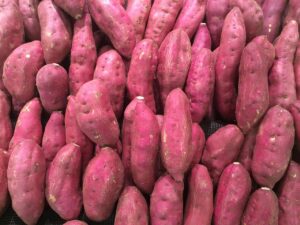 sweet potato, red-purple, pile, fruit, seiyu, ribin, supermarket, fruits and vegetables, sales floor, heiseicho, yokosuka, japan, sweet potato, sweet potato, sweet potato, sweet potato, sweet potato